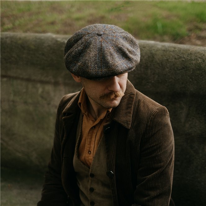 Peaky Cap - 由真正的Harris Tweed制成，帽檐缝合在帽冠上。